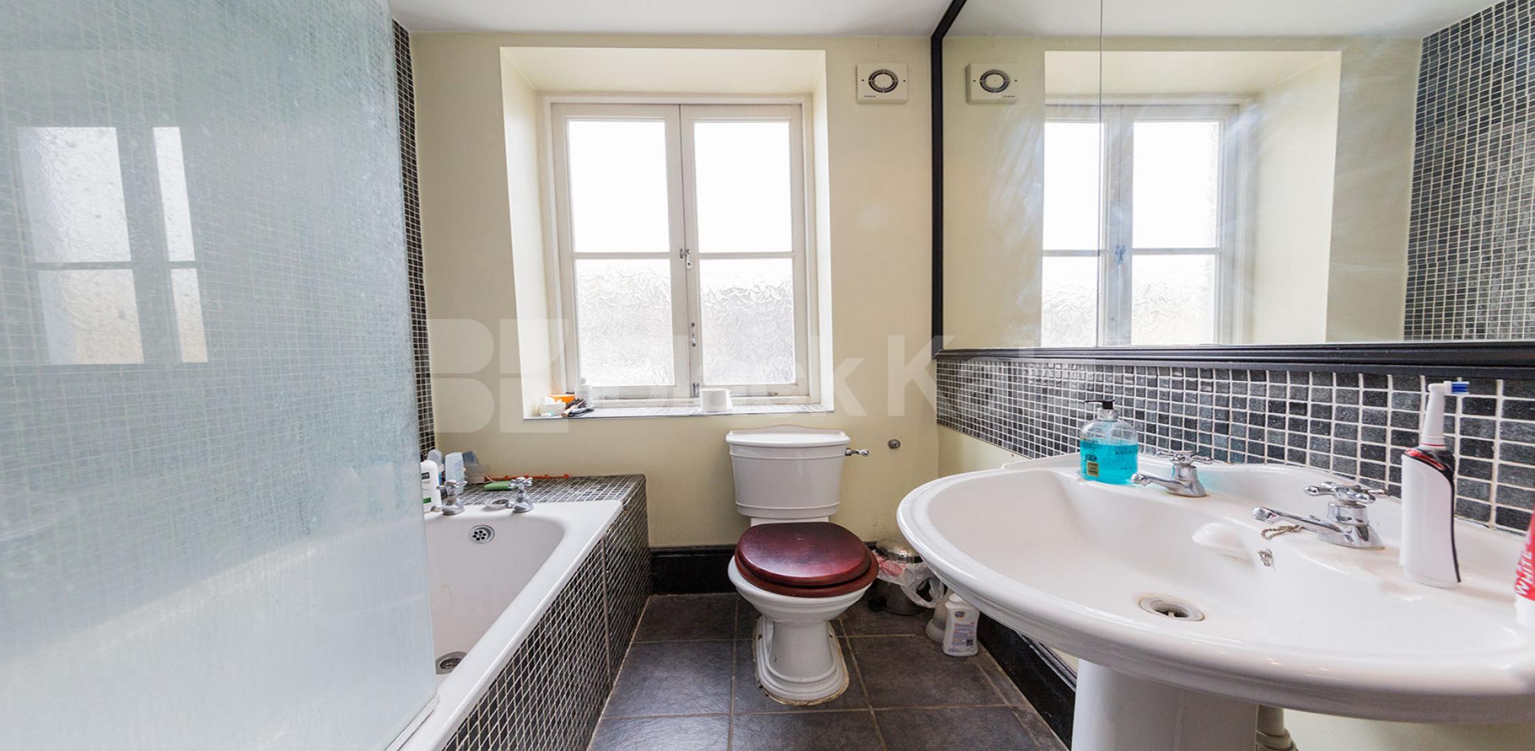 			2 Bedroom, 1 bath, 1 reception Flat			 Kendal Street, Hyde Park